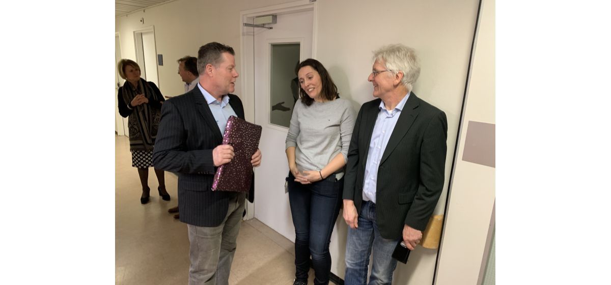 Overhandiging Tegoedbon voor onderhoud: vlnr: vertegenwoordiger Jos Schoenmakers (Poly Temp), Biobank Coordinator Claudia Benschop en servicemonteur Addy Wakkee (Poly Temp)