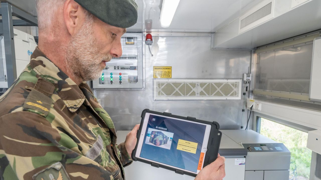 Iedere container is uitgerust met tablet met daarop volledige uitleg en documentatie.